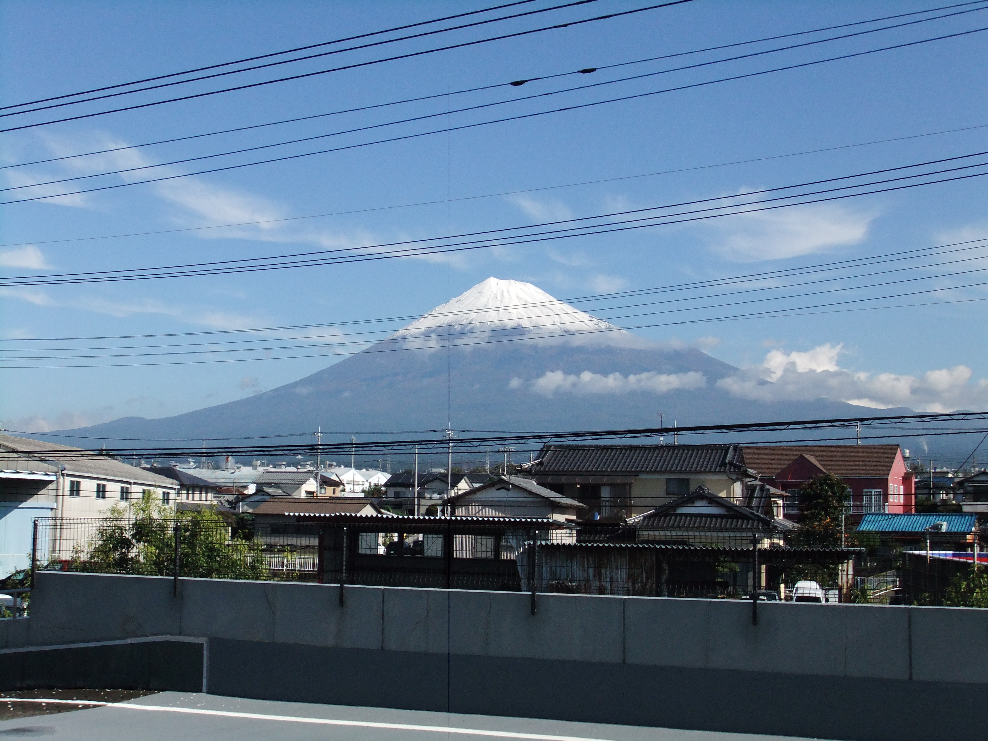 私の写した富士山 富士山が雪化粧しました カインズホーム富士店駐車場から