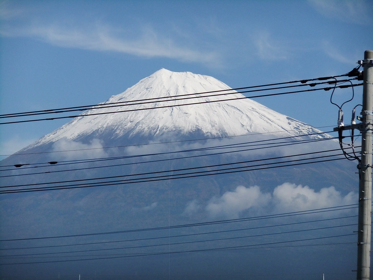 私の写した富士山 富士山が雪化粧しました カインズホーム富士店駐車場から