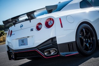 2015-nissan-gt-r_100448109_l.jpg