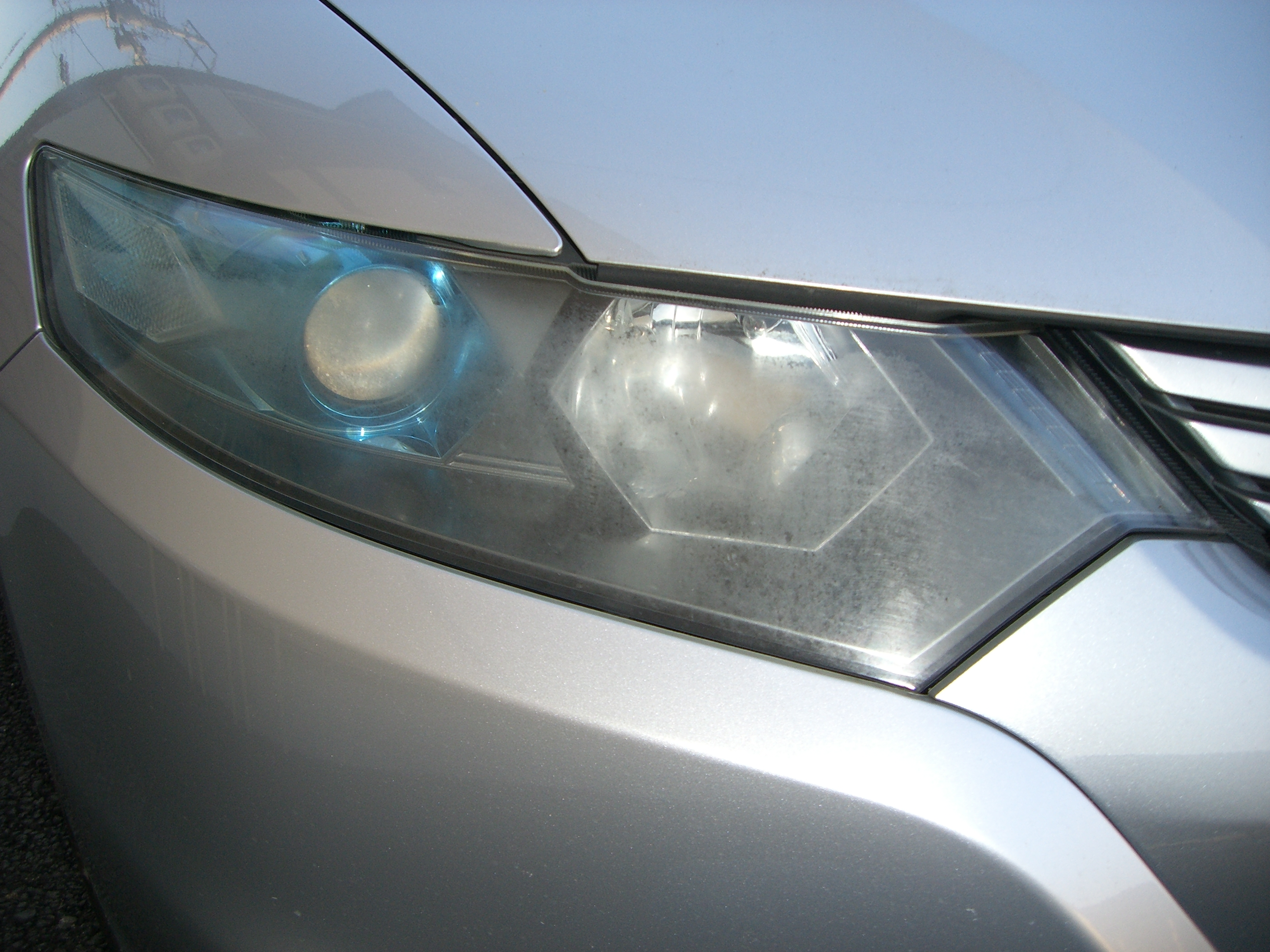 エコカー軽自動車徹底比較 インサイトのヘッドライトくすみ除去