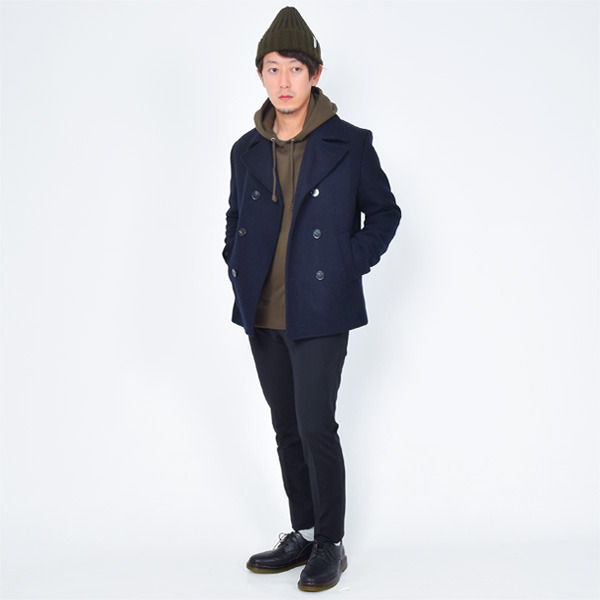 Pコート ニット帽 でカジュアルな20代コーデ 男性メンズコーデ