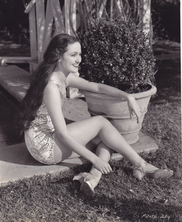 Dorothy Lamour - c. 1937(II) [457223779].jpg