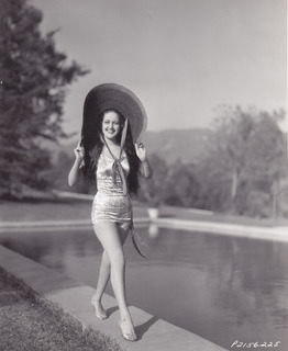 Dorothy Lamour - c. 1937(III) [457223415].jpg