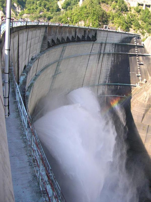 黒部ダムの放水