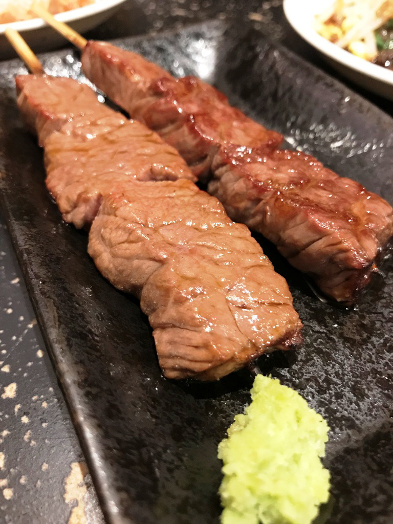 三宮 牛串焼き 体が半分はみ出る狭いテーブル席でリーズナブルな牛串 牛の四文屋 三宮店 姫路 明石 加古川 美味しいお店紹介ブログ