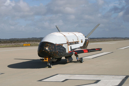 Boeing_X-37B_after_ground_tests_at_Vandenberg_AFB,_October_2007.jpg