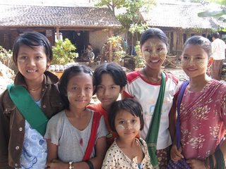 Myanmar-Thanaka-girls.jpg