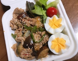 カフェご飯　豚肉とピーマンナス丼.JPG