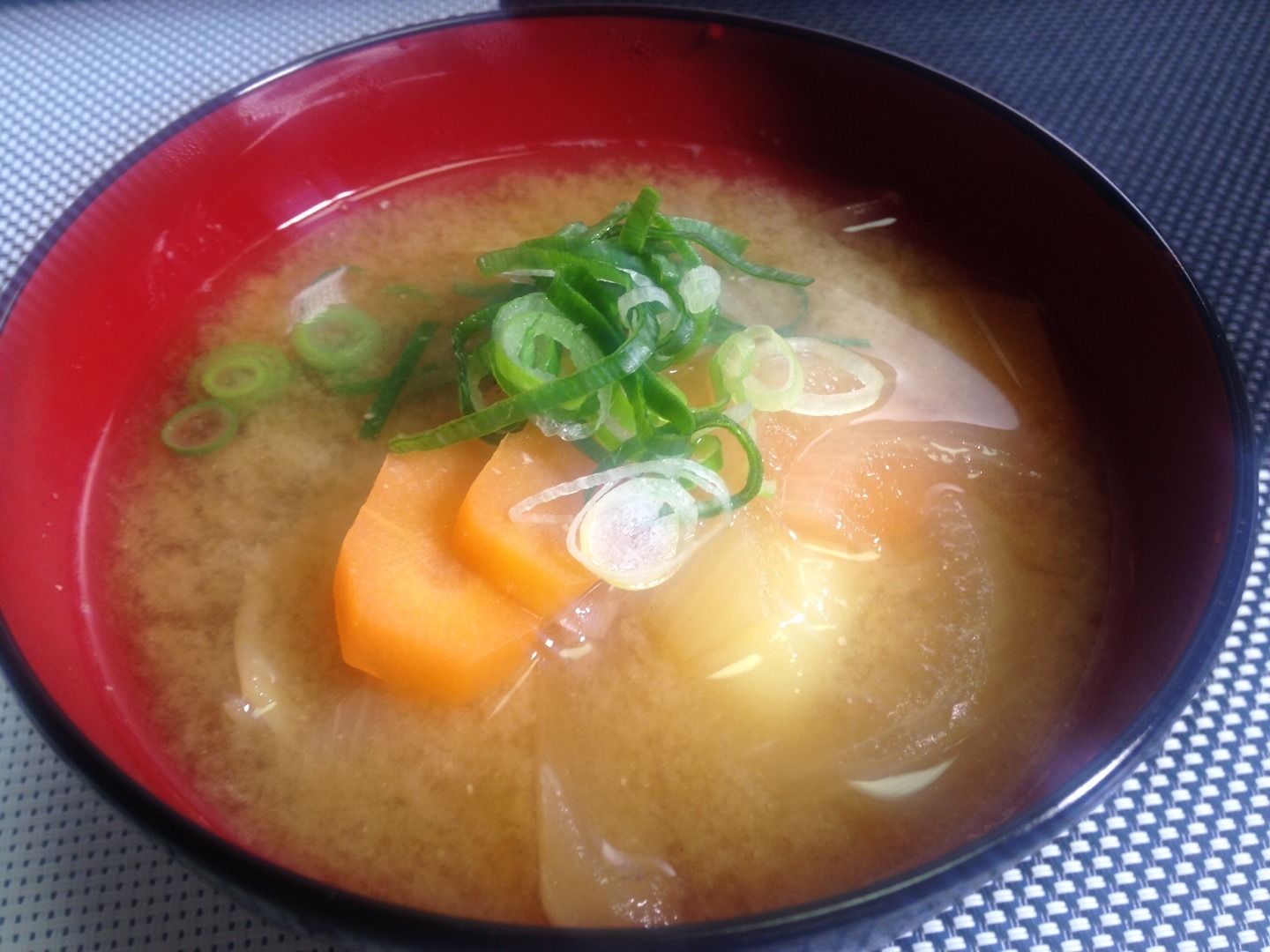 の 玉ねぎ じゃがいも 味噌汁 と じゃがいもと玉ねぎのみそ汁 by藤野嘉子さんの料理レシピ