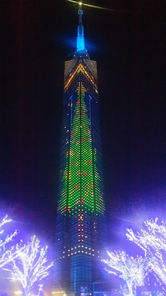 これが好きです 福岡クリスマスイルミネーション 福岡タワーの大きなクリスマスツリーはとってもカラフル