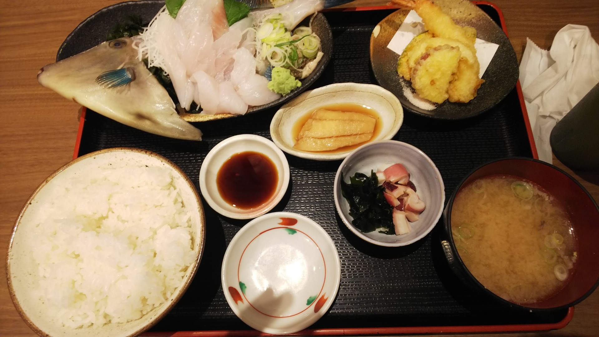 石川県の素敵なお店や釣りスポットを紹介します 金沢中央市場でカワハギの刺身定食を食べました