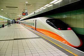 台灣高鐵-一般列車停靠於桃園站南下月台.JPG
