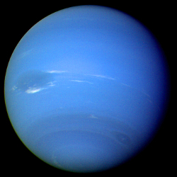 Voyager-2 による海王星画像。Wikimedia Commons より。 オリジナルの画像は http://photojournal.jpl.nasa.gov/catalog/PIA00046