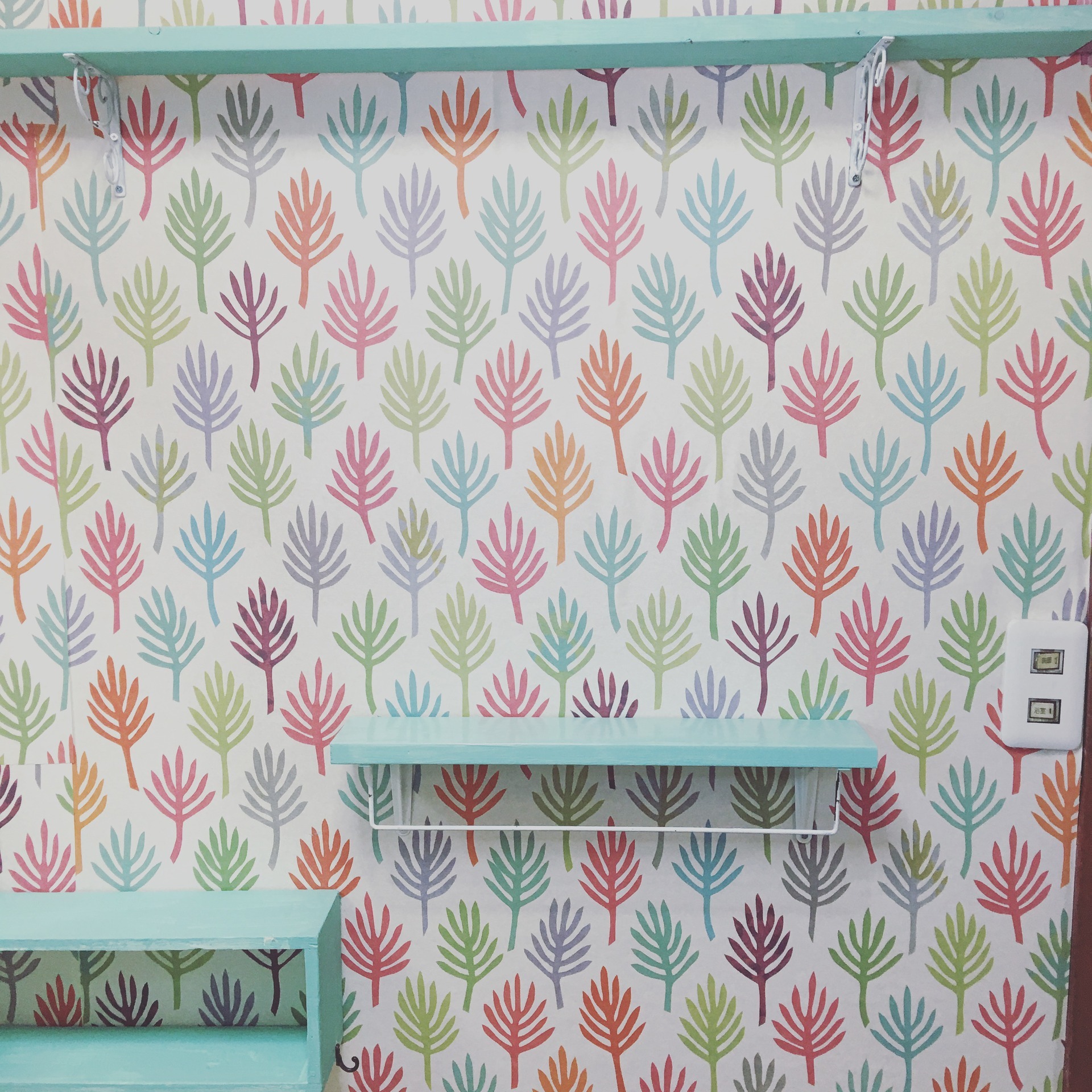 Pinastyle Handmade Life プチリフォーム 洗面所 壁紙を張ってみました