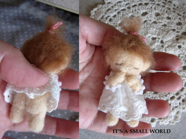 It S A Small World 石鹸箱に入った羊毛フェルトの赤ちゃん人形