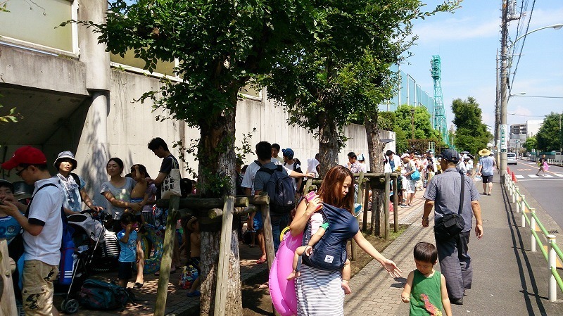 りんちゃんの子育て全力疾走 お盆休みはどこもかしこも大混雑だろうと思っていましたが Br やっぱり大混雑でした In萩中公園プール 東京