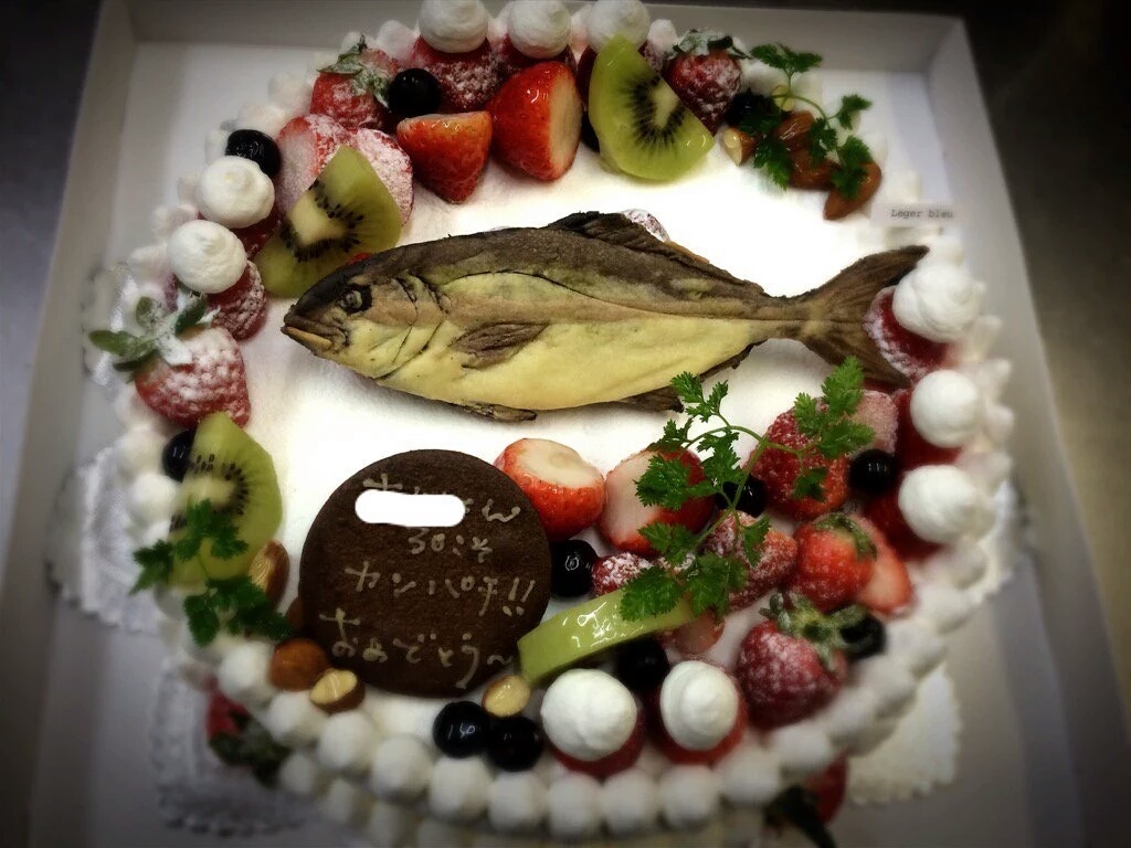 おさしみ速報 釣り好き旦那の誕生日に贈るカンパチケーキが凄い