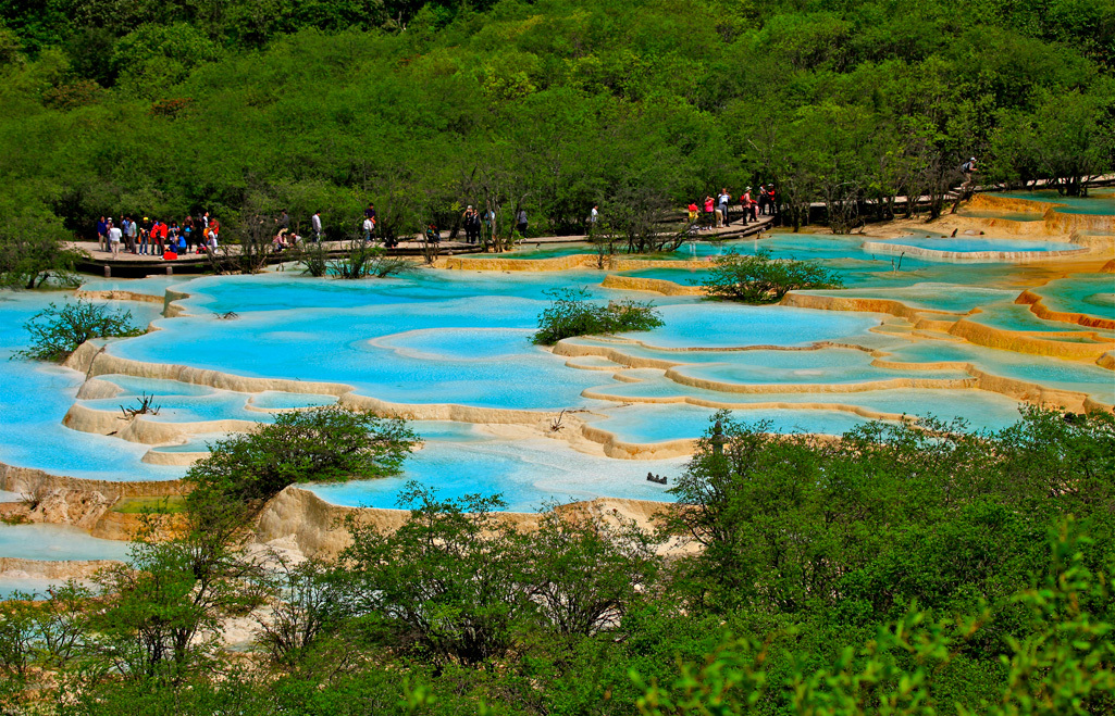 旅行業務取扱管理者海外地理クイズ 中国四川省北部に位置 世界遺産 自然遺産 カルスト地形 エメラルドグリーンの湖や池 黄龍風景区が近くにあり チベット族の集落も数多くあるここは 何という自然保護区でしょうか