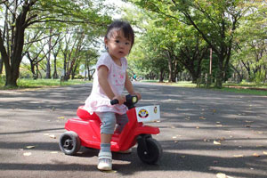 子供は3歳で補助輪なし自転車に乗れる 長女1歳半 乗用玩具 赤いミニバイク を与える