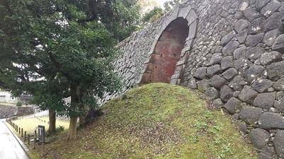 Stone-walls-hole-Kanazawa-Castle.JPG