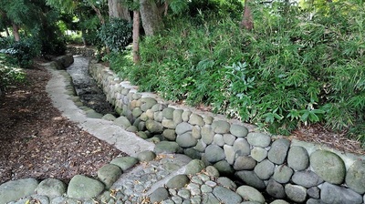 Waterway-in-temple-grounds-Yamagatagoseki.JPG