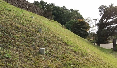 kanazawajouimoricanal-slope.JPG