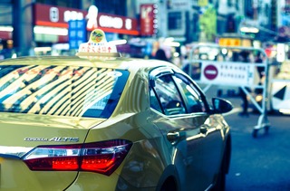 yellow-taxi-park-at-night-market-2363760_1920.jpg