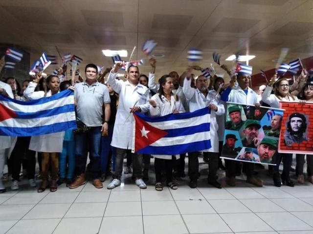 medico-cubano-regresa-de-bolivia.jpg