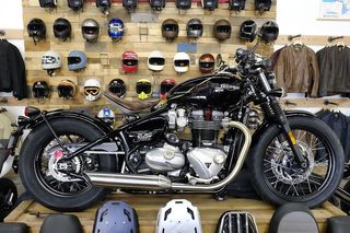 Triumph_Bobber_2017_black_side.jpg