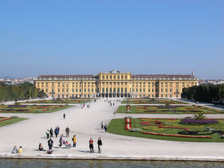 Wien_Schoenbrunn_Rueckseite.jpg