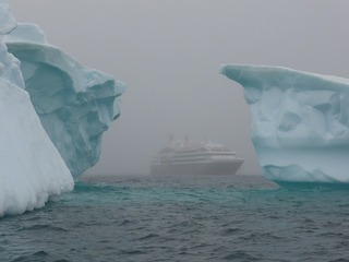 icebergs-337607_640.jpg