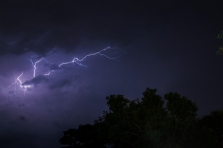 lightning-2391460_1920.jpg