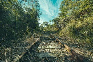 railroad-tracks-1835529_1920.jpg