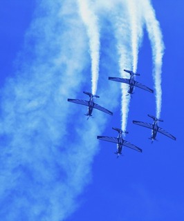 silver-falcon-aerobatic-team-345014_1280.jpg