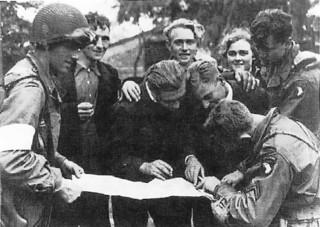 101st_briefing_with_members_of_dutch_resistance.jpg