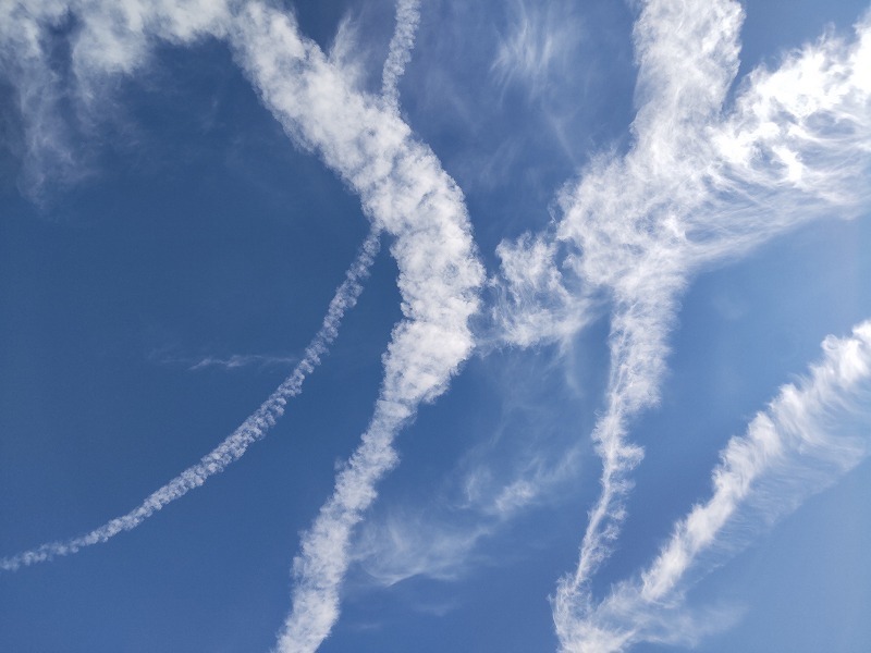 コテージレオン 異変 異常な飛行機雲 なんだこりゃーー