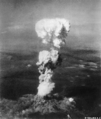 800px-Atomic_cloud_over_Hiroshima_-_NARA_542192_-_Edit.jpg