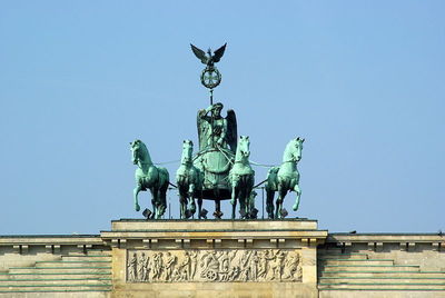 800px-Berlin_Brandenburger_Tor_BW_3.jpg