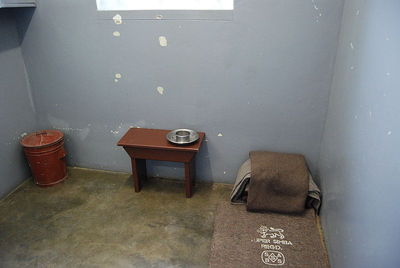 800px-Nelson_Mandela's_prison_cell,_Robben_Island,_South_Africa.jpg