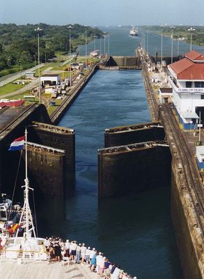800px-Panama_Canal_Gatun_Locks_opening.jpg