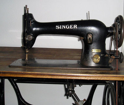 800px-Singer_sewing_machine_detail1.jpg