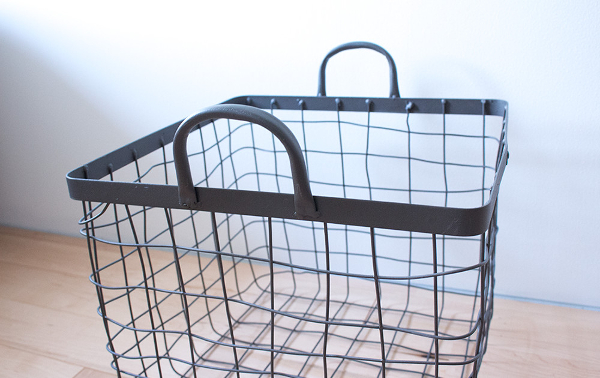 1602162 SQUARE BASKET W-HANDLE Medium closeup