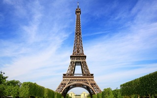 Attractions-the-Eiffel-Tower-in-Paris-France_2560x1600.jpg