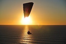 paragliding-918721__180.jpg