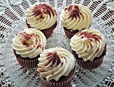 red-velvet-cupcakes-937338__180.jpg