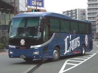 1280px-Seibukanko_bus_Lions_Express01.jpg