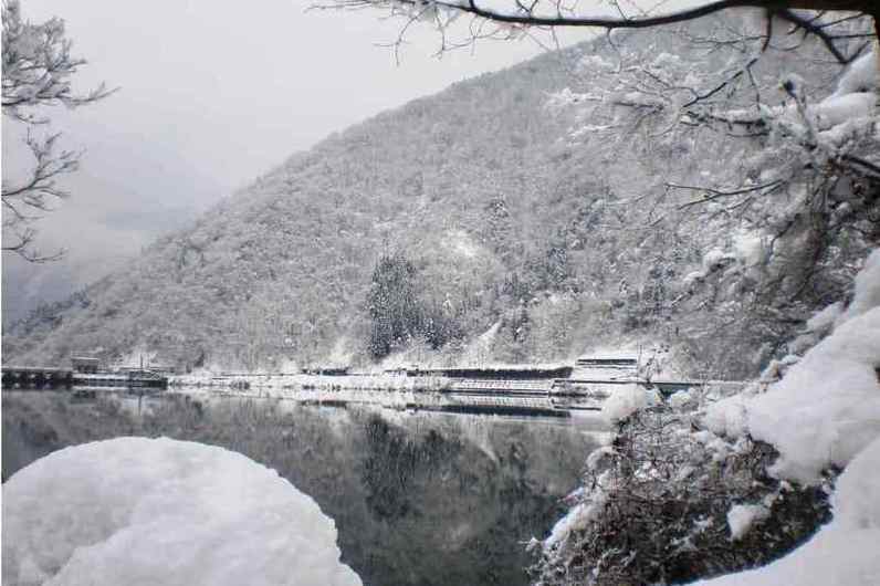 くろば温泉からの冬のダム湖風景
