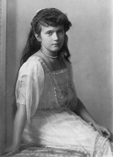 434px-Grand_Duchess_Anastasia_Nikolaevna.jpg