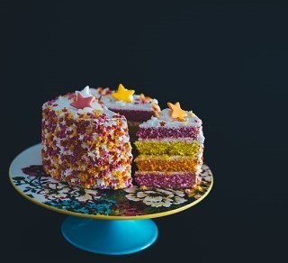 526px-Colorful_Cake_(Unsplash).jpg
