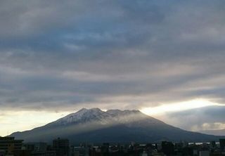 a line of light over the snowing sakurajima 20141218 1418865701119.jpg